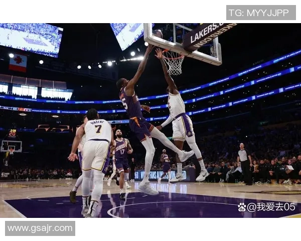 湖人队在激烈对决中战胜热火队展现强大实力与团队默契